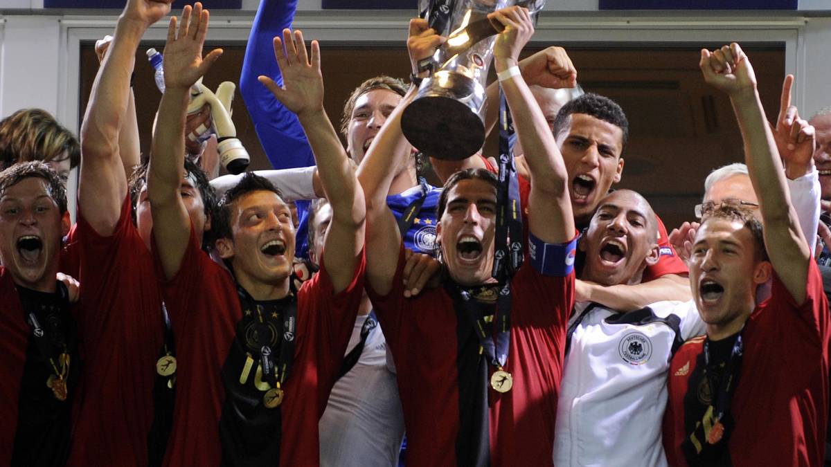 Zuletzt gelang dieses Kunststück 2009 unter Horst Hrubesch. Damals unter anderem dabei: Manuel Neuer, Sami Khedira und Mesut Özil. Aber wie weit waren die heutigen Weltstars damals schon? Hat der DFB aktuell vielleicht sogar die beste U21 der Geschichte?