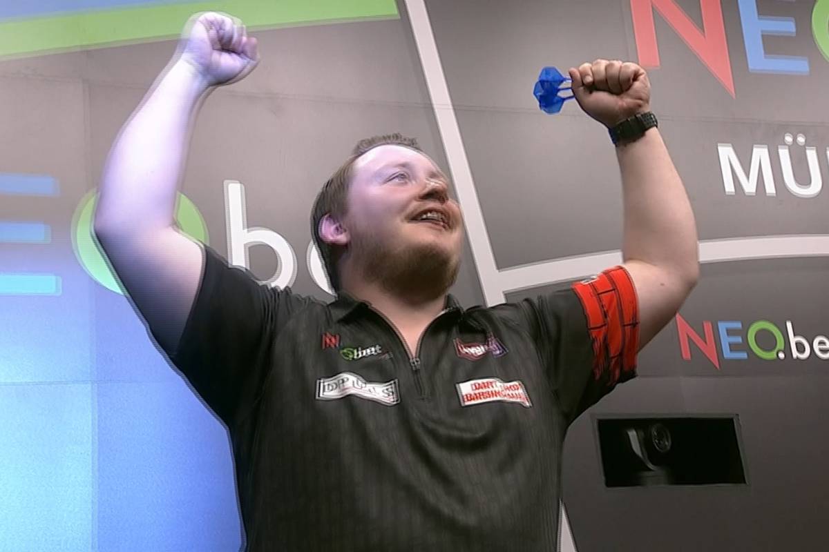 Martin Schindler gewinnt beim German Darts Grand Prix souverän mit 6:1 gegen Damon Heta und bleibt als letzter Deutscher weiterhin im Turnier.