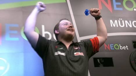 Martin Schindler gewinnt beim German Darts Grand Prix souverän mit 6:1 gegen Damon Heta und bleibt als letzter Deutscher weiterhin im Turnier.