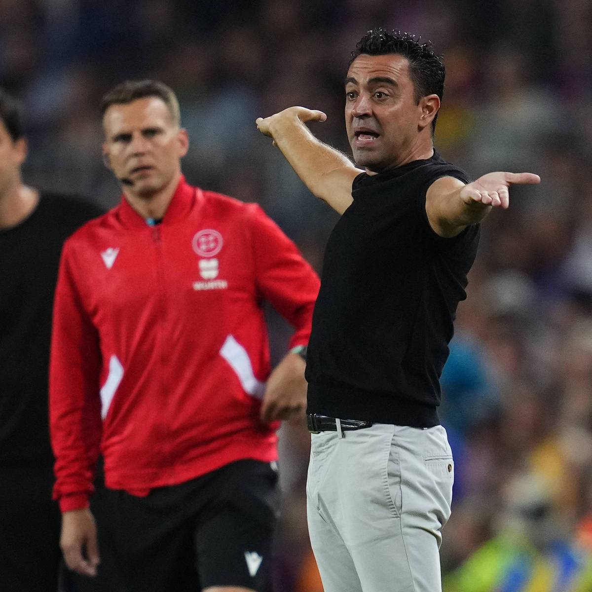 Im Kampf gegen Zeitspiel schlägt Xavi eine Regeländerung vor. Der Barca-Trainer unterstützt eine Idee, die zuletzt auch ein ehemaliger Schiedsrichter in den Raum geworfen hat.