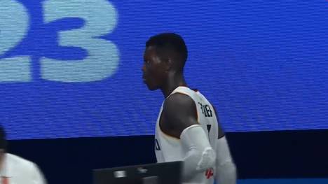 Schreckmoment für die deutsche Nationalmannschaft bei der Basketball-WM. Dennis Schröder muss gegen Georgien angeschlagen vom Parkett und wird in der Kabine behandelt.