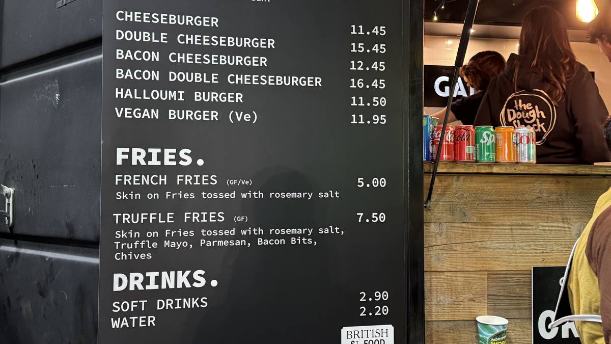 Die Burger sind eine beliebte Alternative in den Match-Pausen. Ein normaler Cheeseburger kostet knapp 14 Euro. 