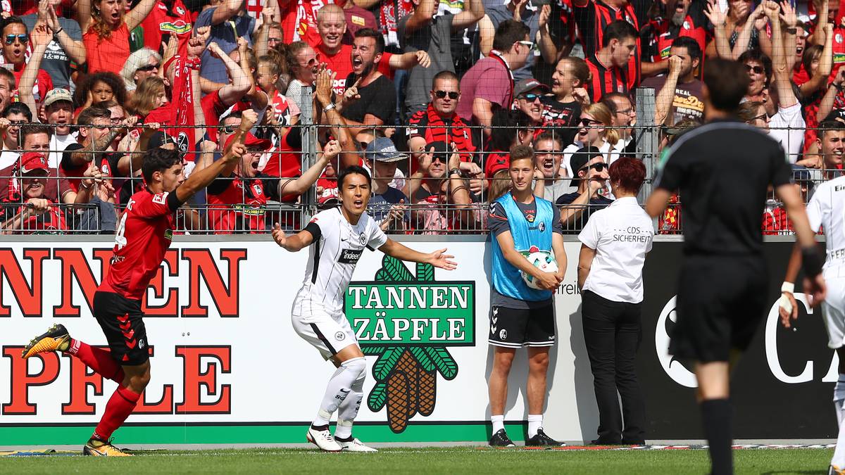 Aufregung in Freiburg: Tim Kleindienst trifft und jubelt schon. Doch Frankfurts Makoto Hasebe protestiert! Da war doch was...