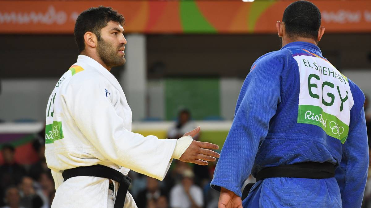 Aber auch unter den Athleten herrschte bei diesen Olympischen Spielen auffallend oft schlechte bis feindselige Stimmung.  Beispielhaft dafür stand Judoka Islam El Shehaby (r.) aus Ägypten. Nach seiner Niederlage gegen den Israeli Or Sasson weigerte er sich, seinem Kontrahenten die Hand zu geben. Sasson sprach sogar von "Hass in seinen Augen"