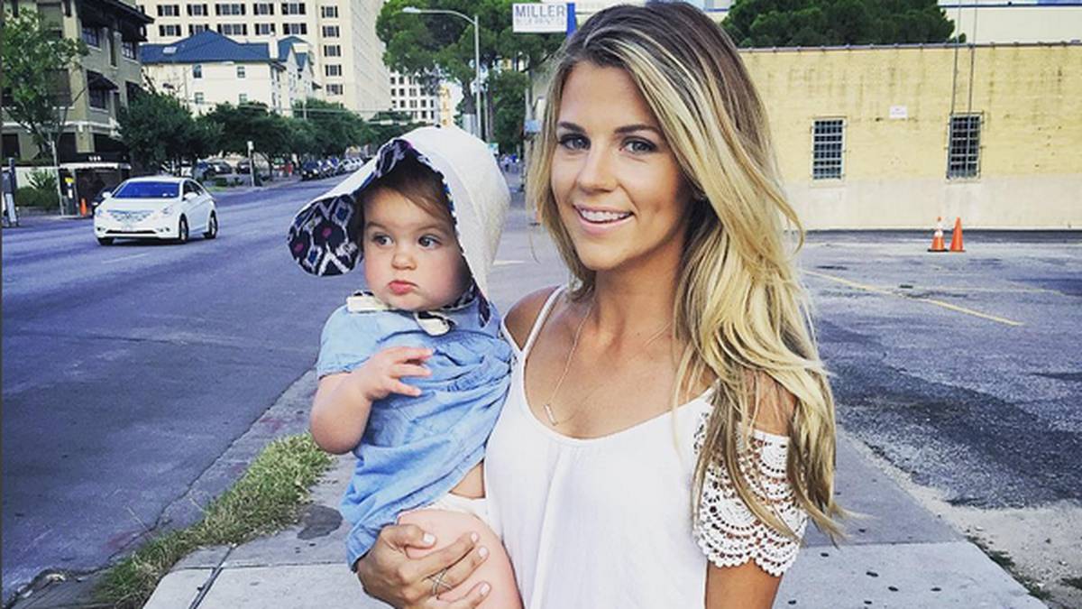 ...und ist seit Juli 2014 stolze Mutter von Bowden Saint-Claire, die nach Ponders Head Coach im College, Bobby Bowden, benannt ist. Mittlerweile haben die beiden noch eine weitere Tochter und einen Sohn bekommen