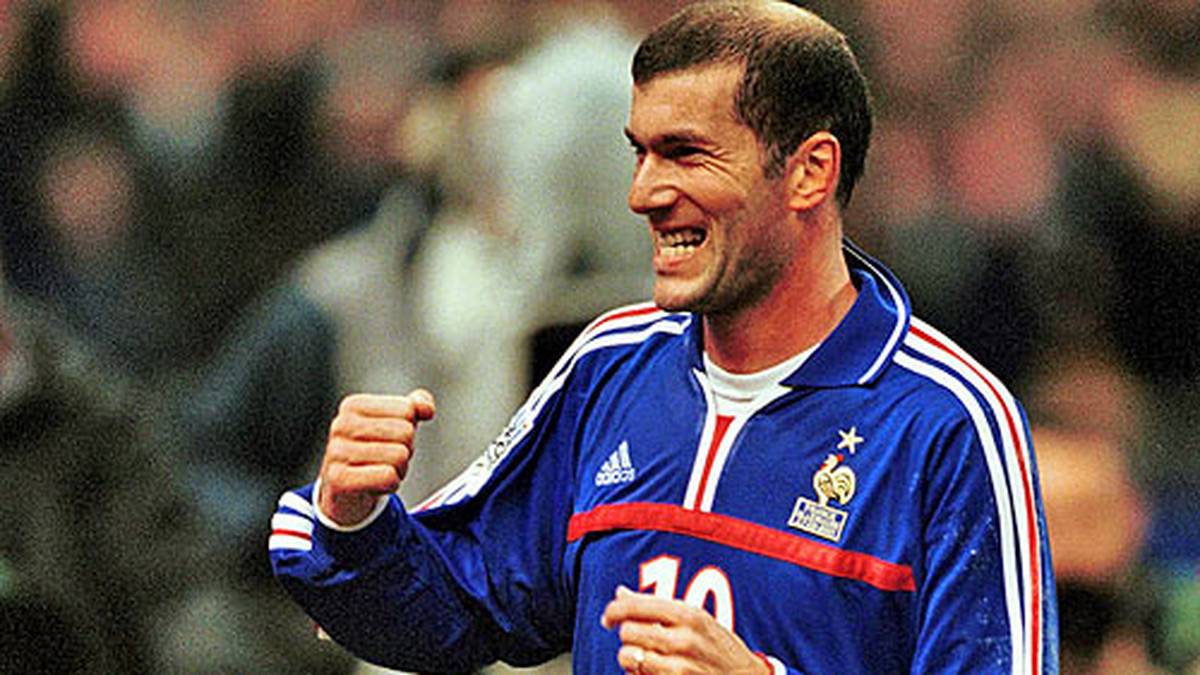 2001 ist es dem besten Spieler seiner Zeit vorbehalten, das Spiel vor 80.000 Zuschauern im Stade de France von Paris zu entscheiden. Zinedine Zidane trifft in der 27. Minute für den damaligen Welt- und Europameister