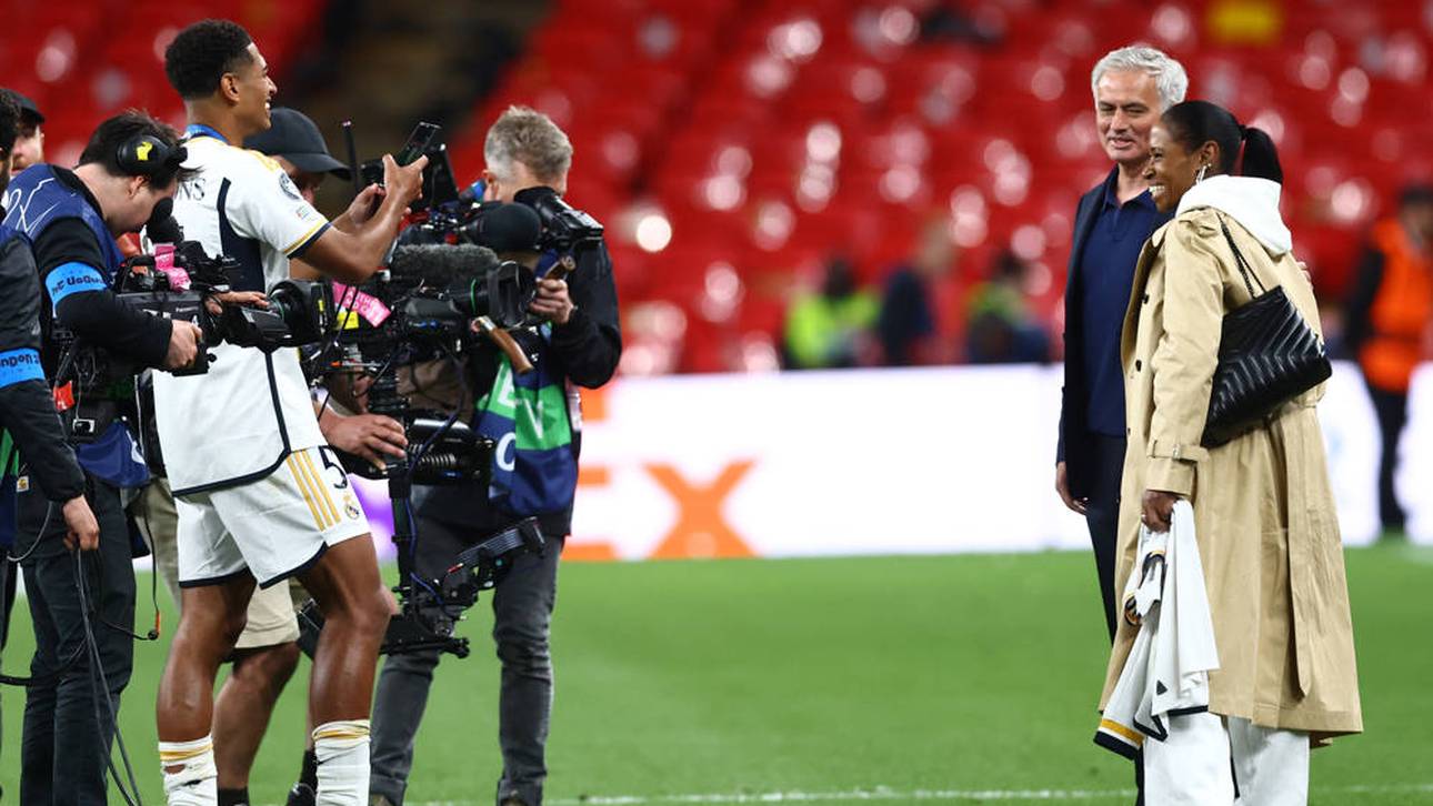 Bellinghams Mama (r.) posiert mit José Mourinho (r.) für ein Selfie