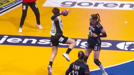 Bei der Handball-WM stehen die DHB-Damen im Finale gegen die klaren Favoritinnen aus Norwegen. Das deutsche Team von Markus Gaugisch muss sich nach einer starken Partie jedoch mit Silber zufriedengeben.