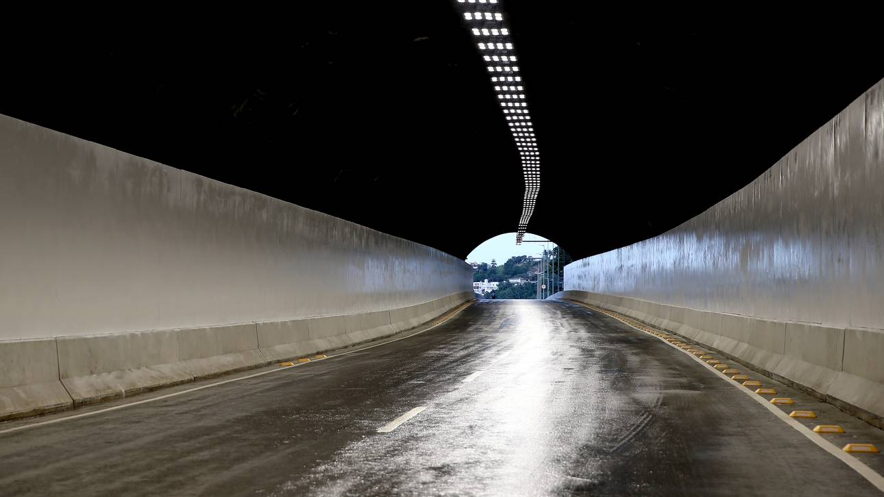 Rio: Betonblock stürzt auf Auto