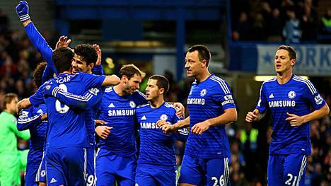 Der FC Chelsea jubelt mit dem Torschützen Diego Costa
