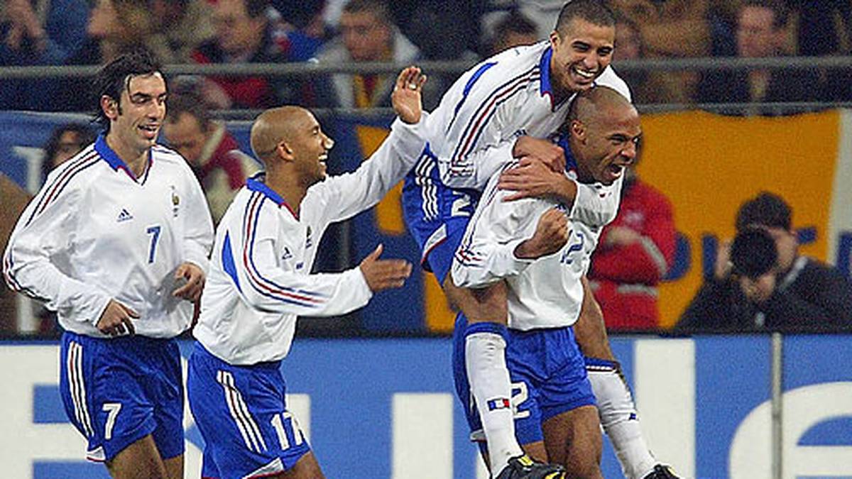 Eine böse Pleite gibt es 2003 in der Arena auf Schalke. Thierry Henry ist an diesem Abend eine Nummer zu groß für Schneider, Ballack und Co. Der Stürmer erzielt zwei Treffer. Sturmpartner David Trezeguet markiert den Endstand 
