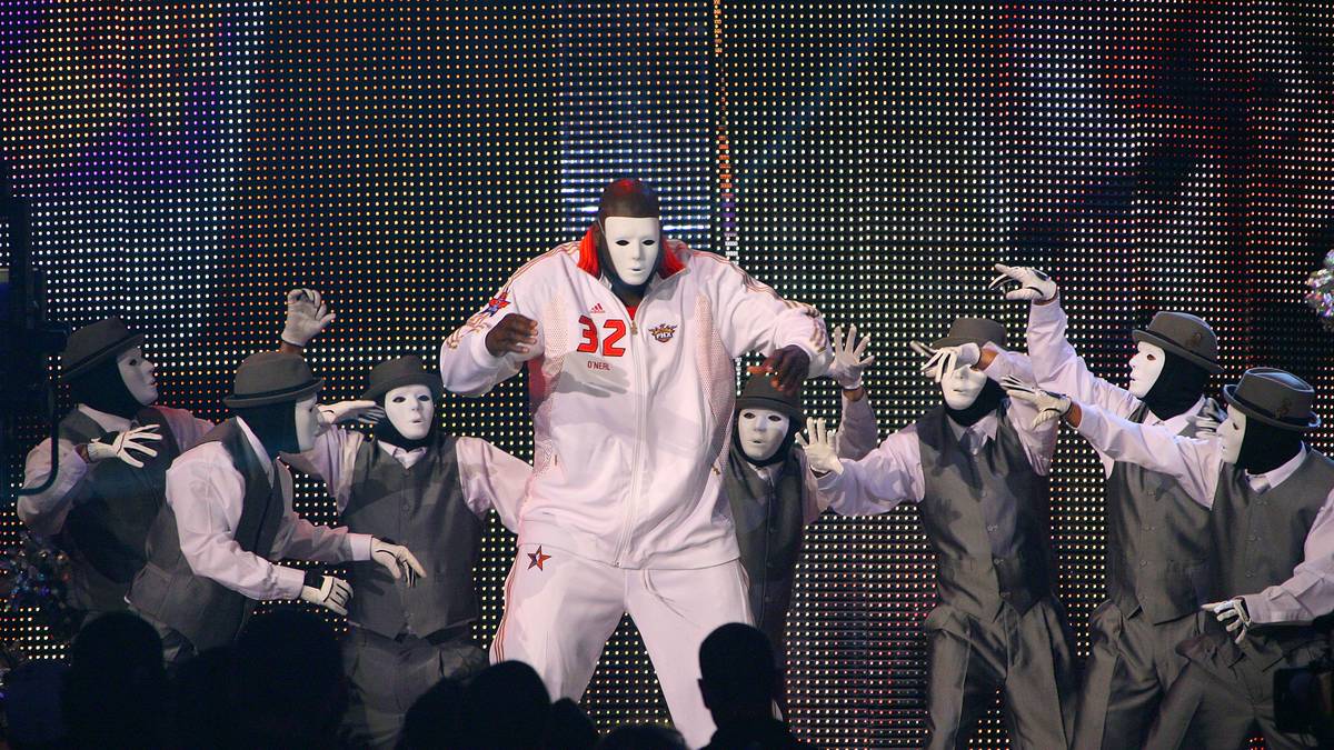Das All-Star Game der NBA ist nicht erst seit Shaquille O'Neal ein echtes Spektakel. Der schwergewichtige Center setzt aber immer wieder Highlights. 2009 marschiert er extravagant als tanzender Maskenmann mit den "Jabbawockeez" ein