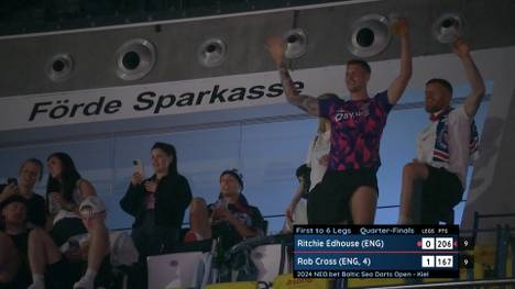 Die Spieler von Holstein Kiel sind in die Bundesliga aufgestiegen. Einen Tag nach dem Aufstieg, feiern die Kieler bei der European Darts Tour ihren Erfolg.