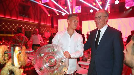 Für die Verpflichtung von Joshua Kimmich musste Michael Reschke viel Überzeugungsarbeit leisten, da Rummenigge dachte es sei zu viel Geld für einen Spieler ohne Erfahrung.