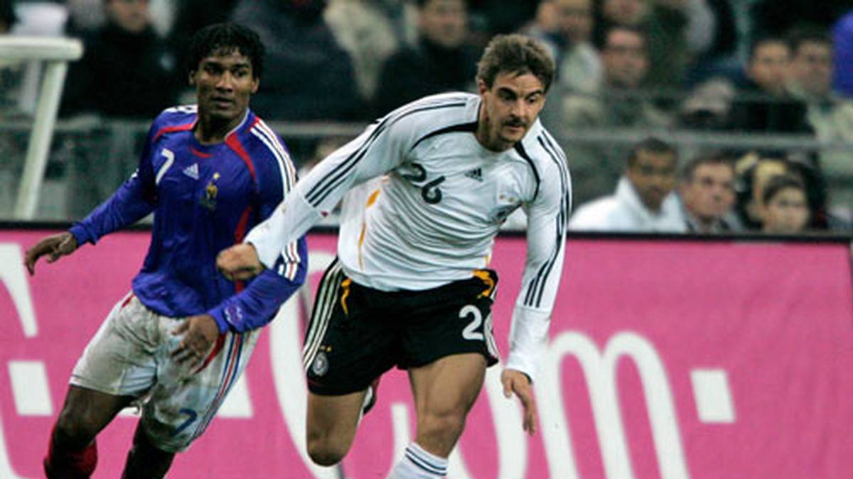 2005 treffen die Rivalen unter Bundestrainer Jürgen Klinsmann in Paris aufeinander. Das deutsche Team ringt den Franzosen ein 0:0 ab. Hier enteilt Sebastian Deisler Florent Malouda