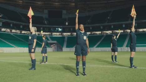 Der neue offizielle WM-Song für die Weltmeisterschaft 2022 in Katar ist veröffentlicht worden. Gesungen wird er von vier sehr bekannten arabischen Sängerinnen, die das Novum thematisieren, dass erstmals bei einer Herren-Weltmeisterschaft weibliche Schiedsrichter zum Einsatz kommen.
