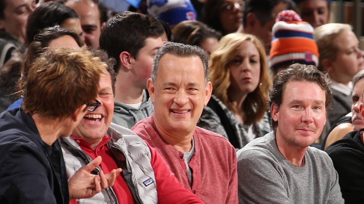Der Mann hat wirklich Humor. Hollywood-Star Tom Hanks lässt sich auch vom grausamen Spiel der New York Knicks in dieser Saison nicht abschrecken. Er amüsiert sich im Madison Square Garden gegen die Sacramento Kings köstlich - oder lacht er etwa die Knicks aus