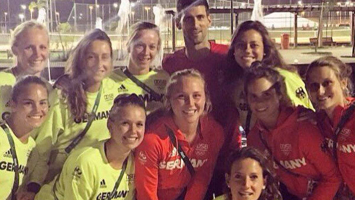 Bereits vor ihrem Turnierstart am Sonntag gegen China feiern Deutschlands Hockey-Frauen ihren ersten Erfolg in Rio: Die "Danas", wie sie sich nennen, ergattern ein Foto mit Tennis-Superstar Novak Djokovic. "Wir haben im Dorf ein besonderes Pokemon gefangen", twittert Verteidigerin Janne Müller-Wieland