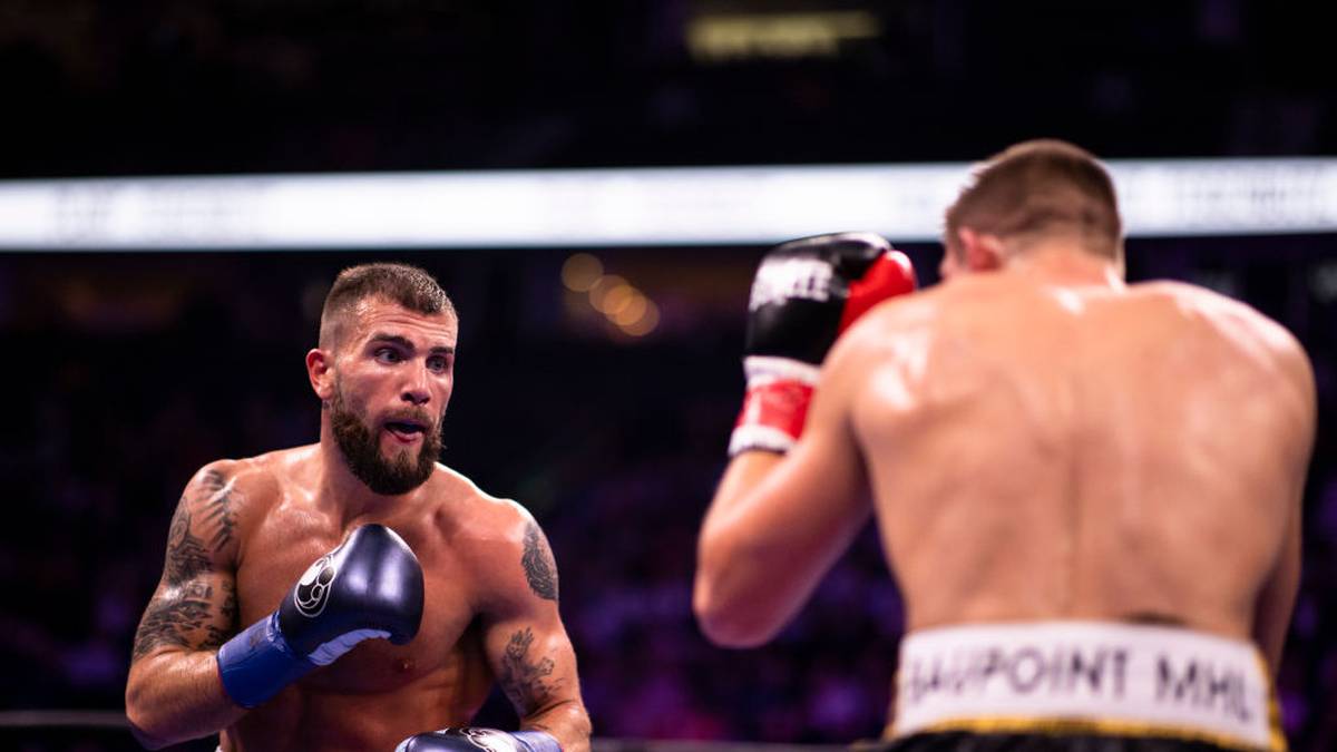 Zu Beginn tasten sich beide Boxer noch ab. Die Deckung steht bei Feigenbutz (r.)