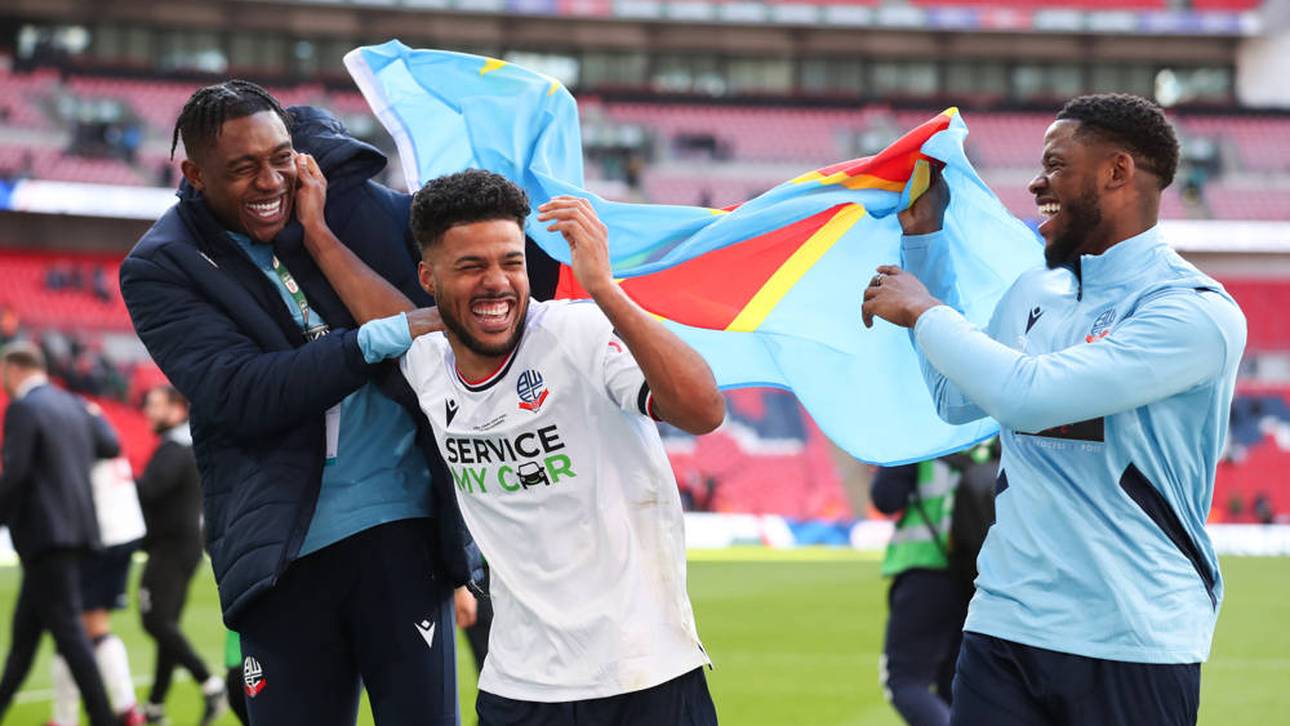 Elias Kachunga (m.) absolvierte ein Länderspiel für die DR Kongo