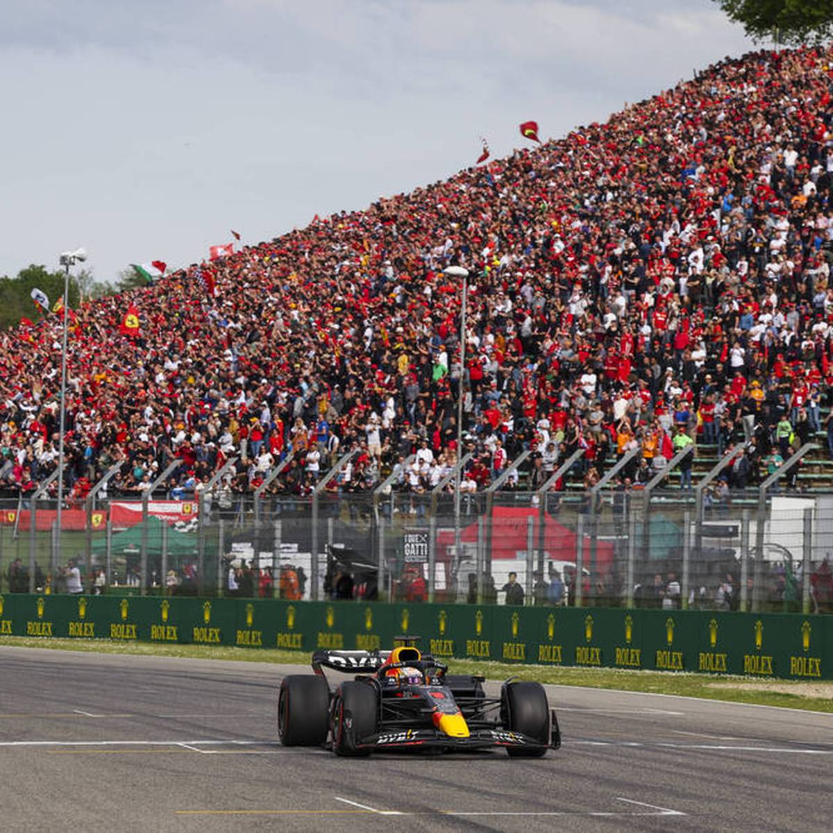Formel 1 - Imola-Rennen LIVE Ferrari um Leclerc jagt Verstappen im Red Bull