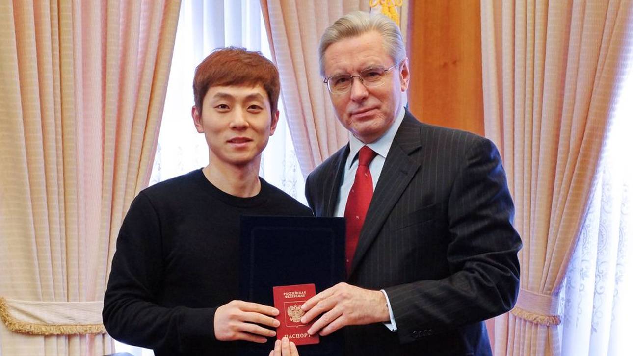 Viktor Ahn (l.) erhält seinen russischen Pass