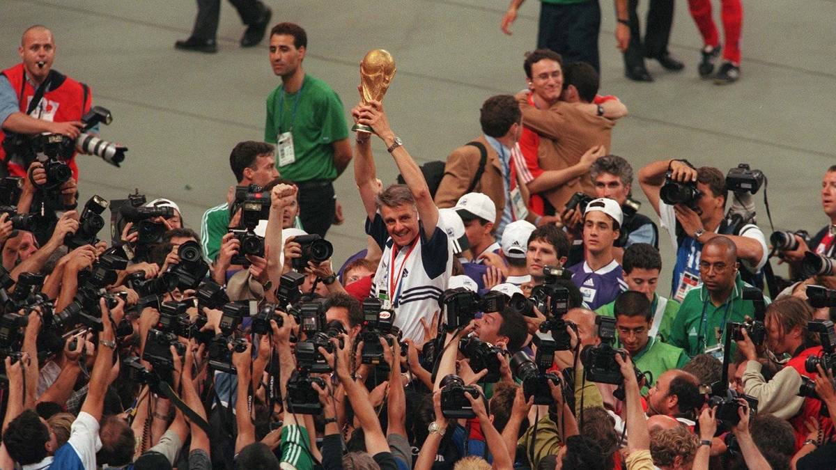 Als Spieler war er für die Verts sehr erfolgreich. Als Trainer kehrte er nicht mehr nach Saint-Étienne zurück, nachdem er als Aktiver 1973 zu Olympique Lyon gewechselt war. Als Vereinscoach feierte er mit Girondins Bordeaux einige Erfolge, ehe er 1992 zum französischen Fußballverband wechselte, wo er ab 1994 Nationaltrainer war