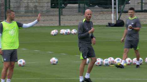 Das hatte man sich in Wolfsburg anders vorgestellt. Abstiegskampf statt internationaler Plätze. Entsprechend wächst der Druck auf Trainer Paul Simonis. Der Niederländer gibt sich aber gelassen.