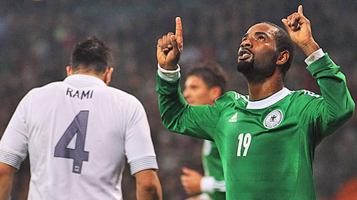 Beim Länderspiel am 29. Februar 2012 verliert Deutschland zum dritten Mal in Folge ein Heimspiel gegen Frankreich. Beim Test in Bremen hat einzig und alleine Stürmer Cacau (r.) Grund zum jubeln. Der Stuttgarter erzielt den einzigen DFB-Treffer an diesem Abend