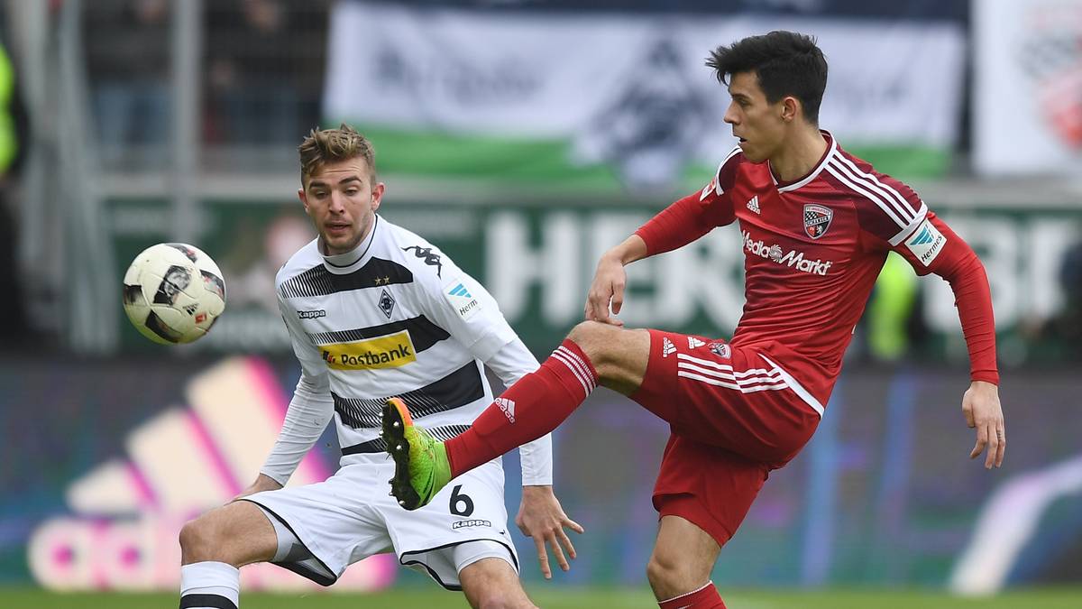 Doch Alfredo Morales (r.) und die Ingolstädter zeigen sich als unangenehmer Gegner, rauben den Gästen die festliche Stimmung. Gegen eine kompakte FCI-Abwehr kommt Gladbach nur zu wenigen Chancen in Hälfte eins