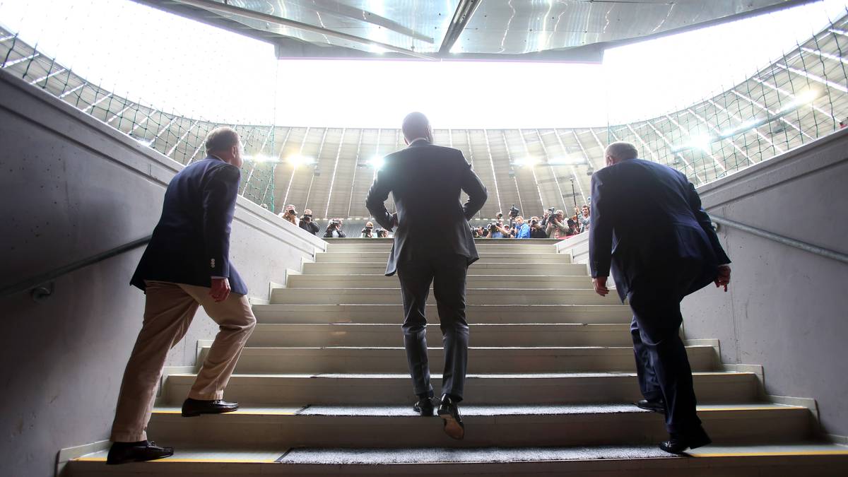 Danach der Gang in sein neues Wohnzimmer. Perfekt inszeniert geht er neben Rummenigge und Hoeneß aus den Katakomben auf den Rasen der Allianz Arena