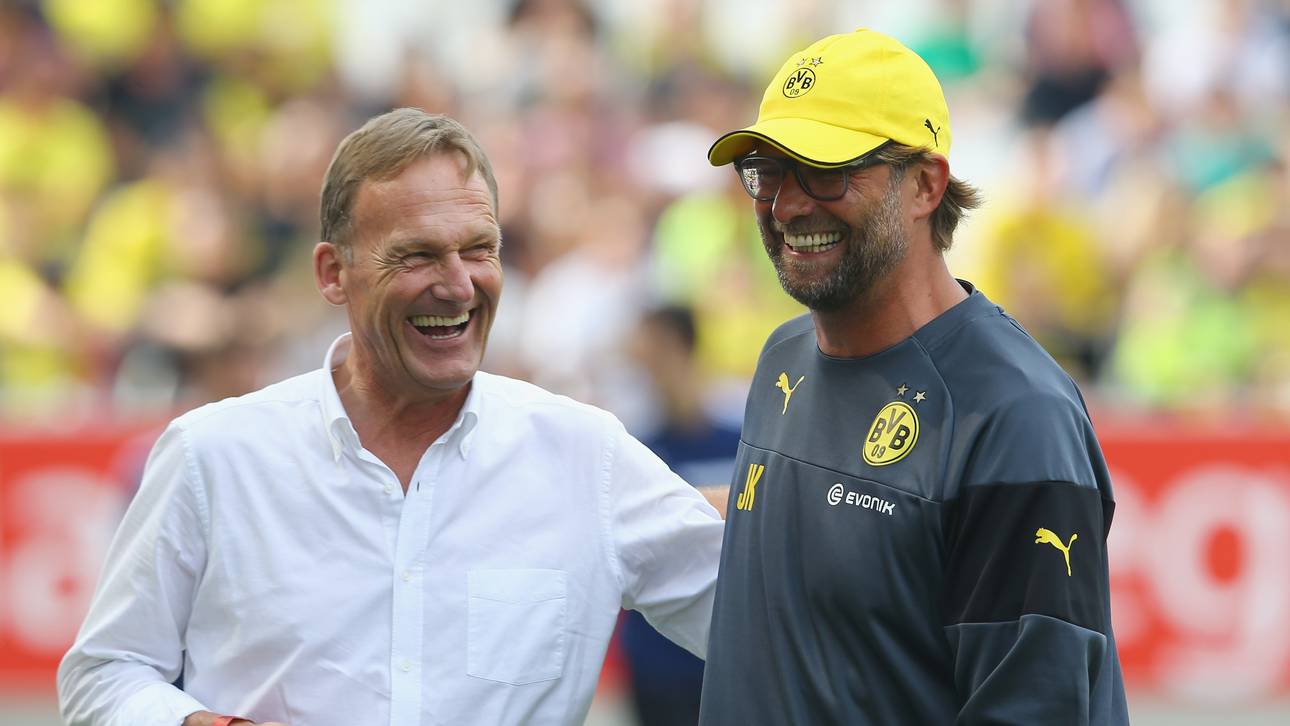Hans-Joachim Watzke (l.) scherzt mit Jürgen Klopp