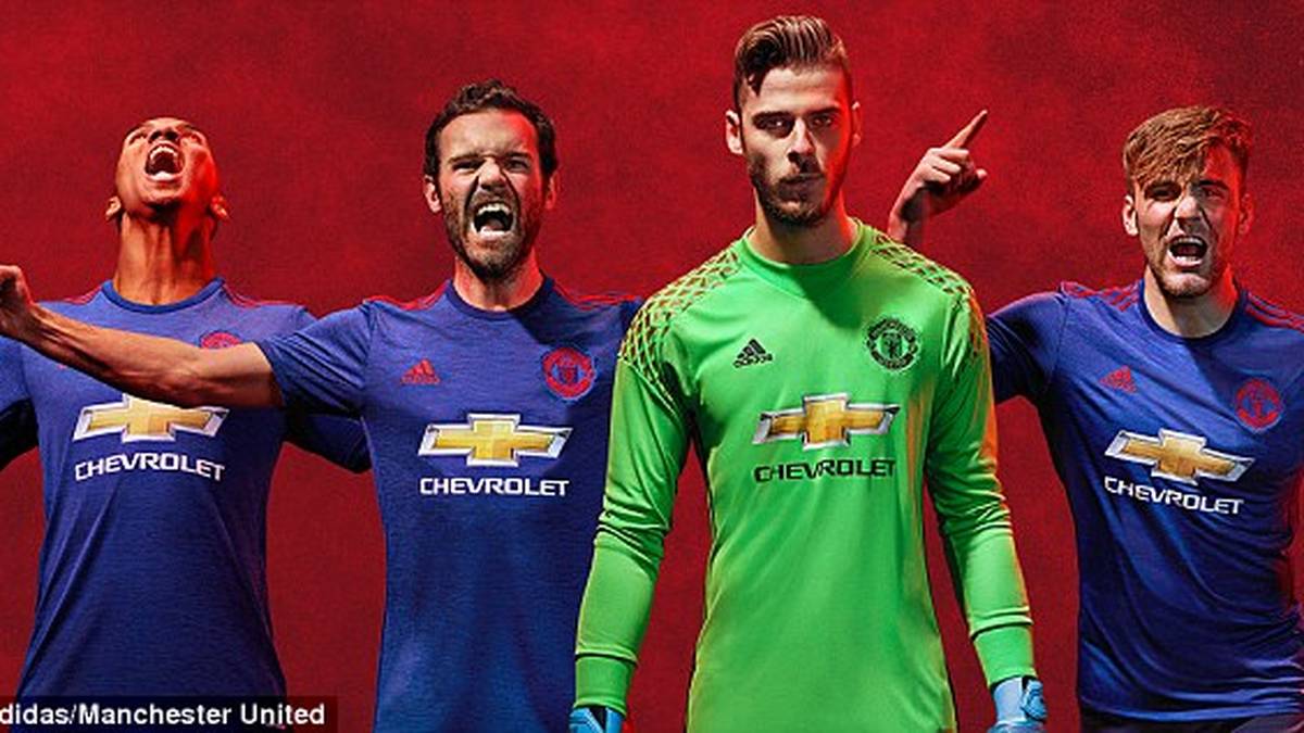 Die Red Devils in Blau. So soll es sein - zumindest bei Auswärtsspielen 