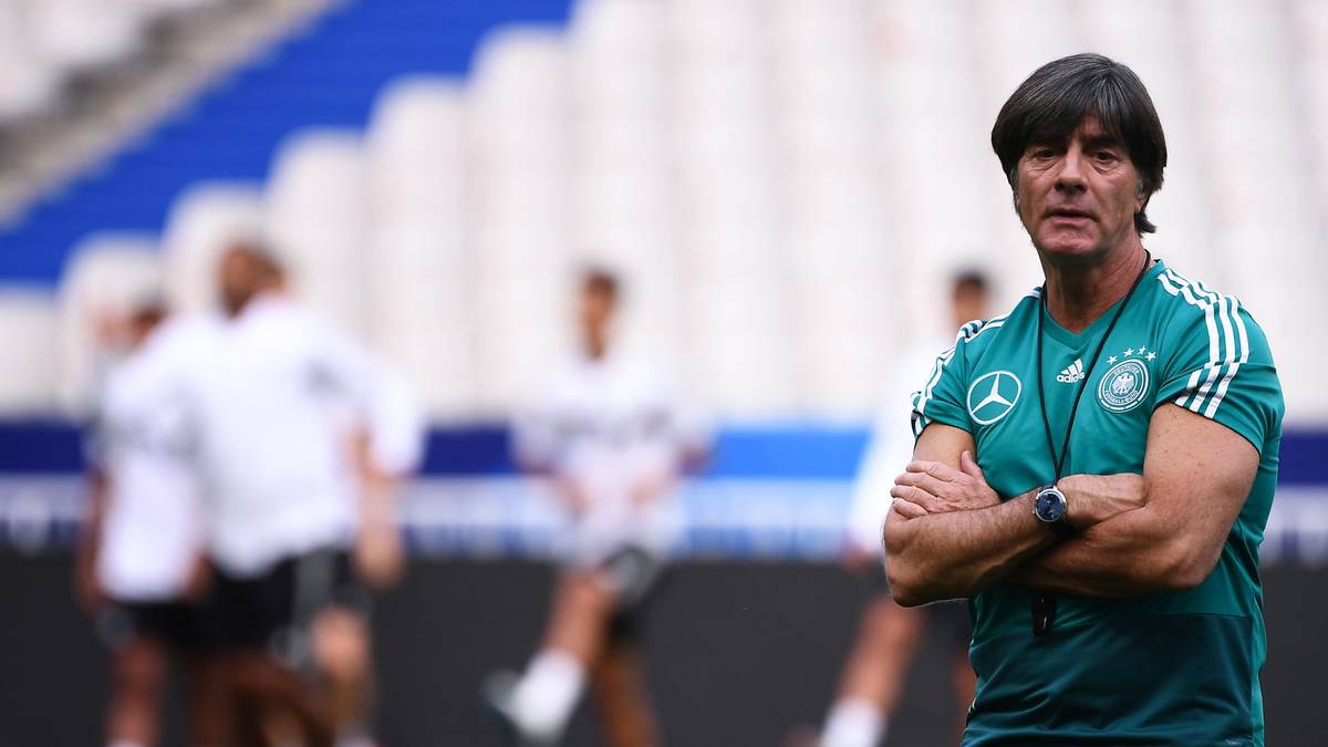 Joachim Löw steht gehörig unter Druck: Nach der 0:3-Pleite gegen die Niederlande ist das DFB-Team akut abstiegsgefährdet. Am Dienstag gegen Frankreich müssen zwingend Punkte her