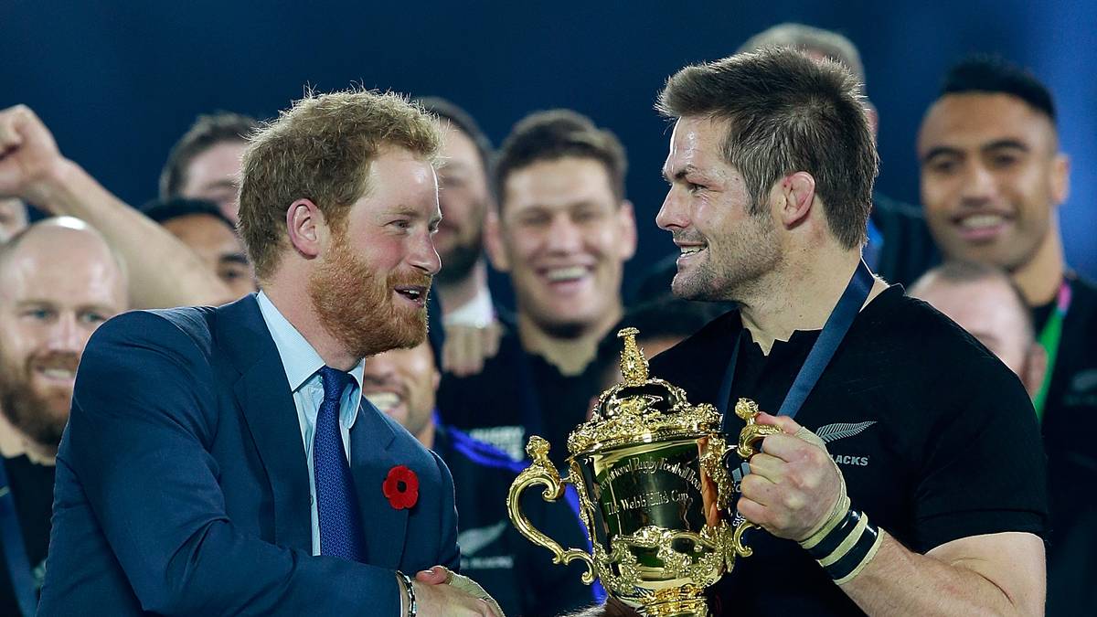 Prinz Harry gratuliert Kapitän Richie McCaw...