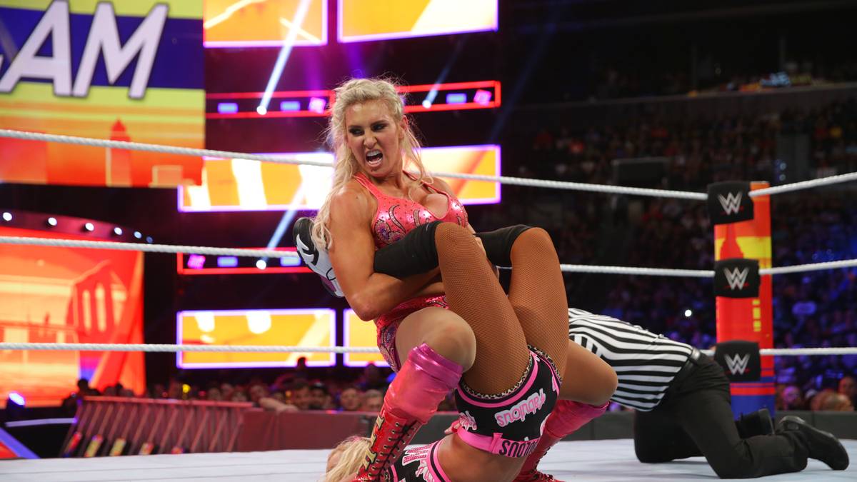 Die Queen krönt sich zum neuen SmackDown-Damenchampion