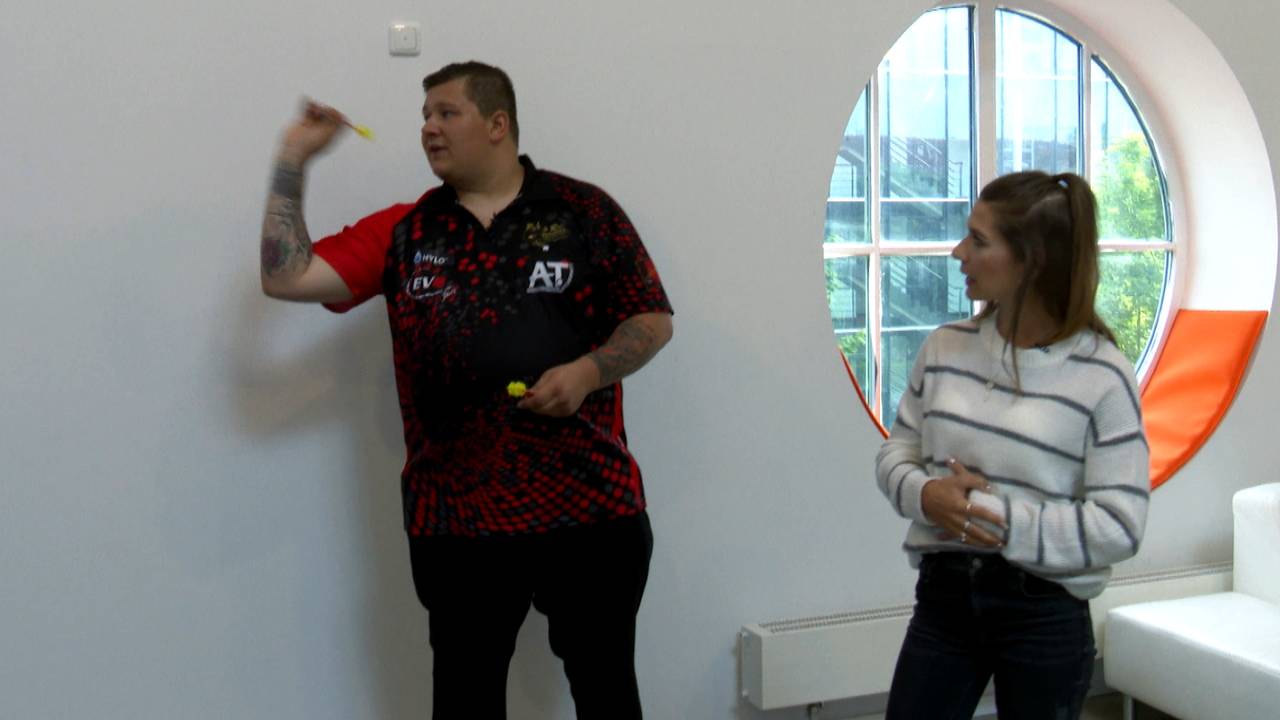 Darts Profi Kai Gotthardt in einer kurzen Trainingssession