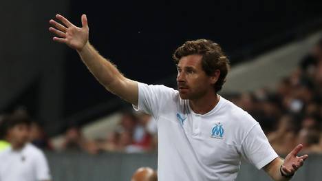 Marseille's Portuguese coach Andre Villas-Boas gestures on the sideline during the French L1 football match between OGC Nice and Olympique de Marseille (OM) on August 28, 2019 at the "Allianz Riviera" stadium in Nice, southeastern France. (Photo by VALERY HACHE / AFP)        (Photo credit should read VALERY HACHE/AFP via Getty Images)
