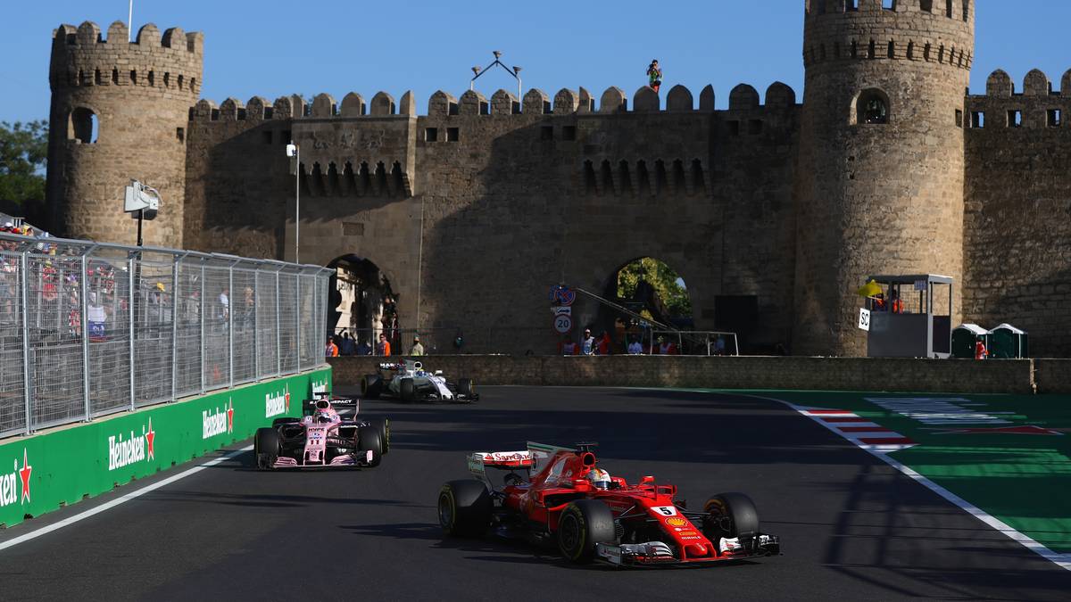 Kommt es am Sonntag (ab 14.10 Uhr im LIVETICKER) zu einer Neuauflage des Duells zwischen Vettel und Hamilton vor historischer Kulisse von Baku? Gut möglich, dass auch Red Bull wieder ganz vorne mitmischt und aus dem Duell ein packender Dreikampf wird