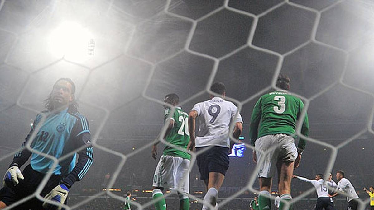 Am Ende jubelt aber Frankreich und feiert einen 2:1-Auswärtssieg durch Treffer von Olivier Giroud und Florent Malouda (r.). Tim Wiese, damals noch 90 Minuten im DFB-Tor, kann die Pleite auch nicht verhindern. Ein Jahr später gelingt dann Löws Mannschaft in Paris die Revanche. Wie endet der Klassiker diesmal?