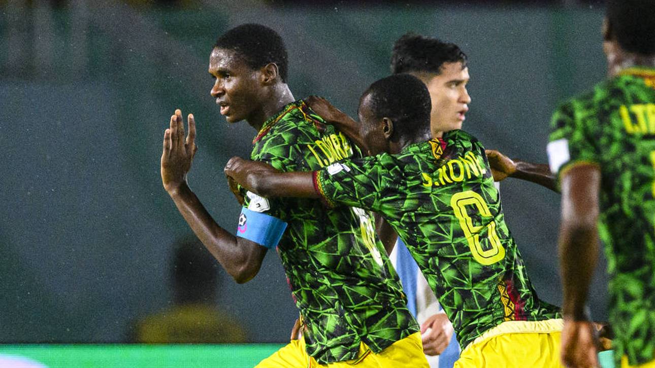 Ibrahim Diarra (l.) schließt sich dem FC Barcelona an