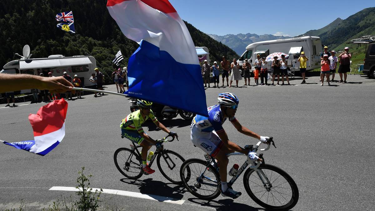Lokalmatador Thibaut Pinot (r.) und der Pole Rafal Majka unternehmen den ersten ernsthaften Ausreißversuch