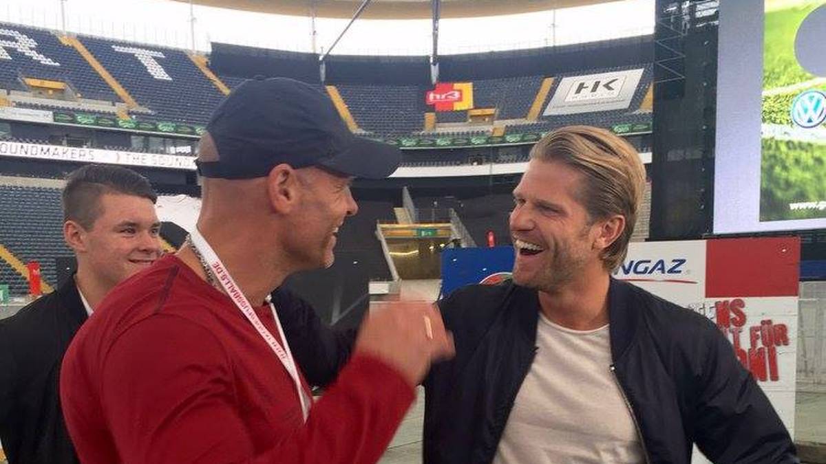 Paul Janke und Thorsten Legat vor dem großen Shoout-Out in der Commerzbank Arena.