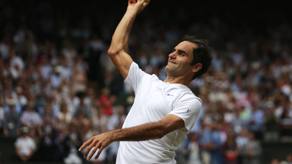 Er beginnt Bälle ins Publikum zu werfen