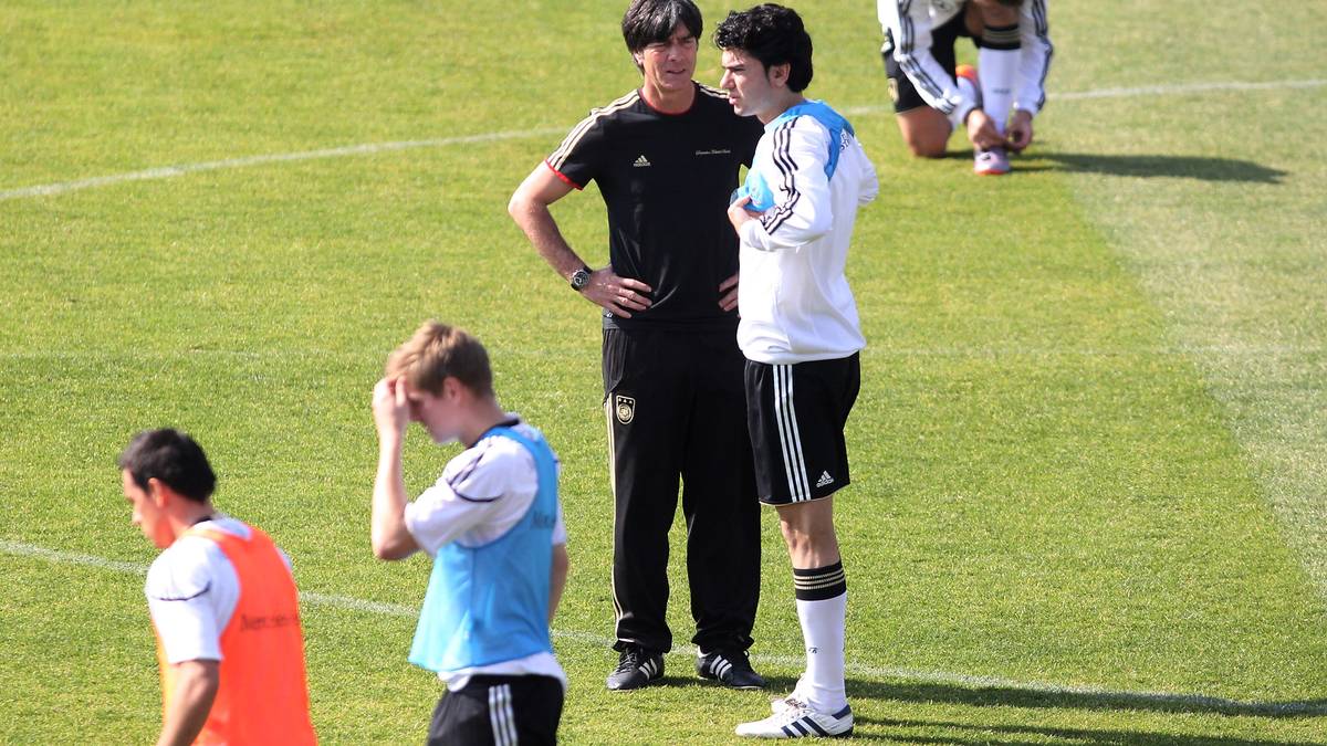 SERDAR TASCI, der aufgrund seiner türkischen Abstammung sowohl für die deutsche als auch für die türkische Nationalmannschaft spielberechtigt gewesen wäre, entschied sich im Oktober 2006 – trotz heftigen Werbens des türkischen Verbandes – für eine Laufbahn im DFB-Team