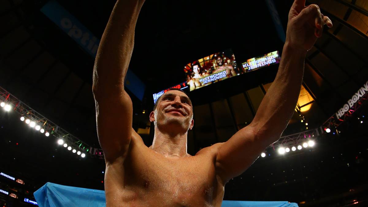 Das führte also nach dem Kampf wieder zu den gewohnten Bildern: Siegerpose mit ukrainische Flagge von Klitschko, dem allerdings nach dem Kampf selbst bewusst war, keine Glanzleistung abgeliefert zu haben