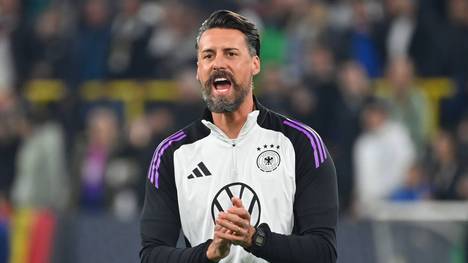 Markus Schwabl spricht über seinen früheren Trainer Sandro Wagner und hat eine These wo es ihn in Zukunft hinziehen könnte. 
