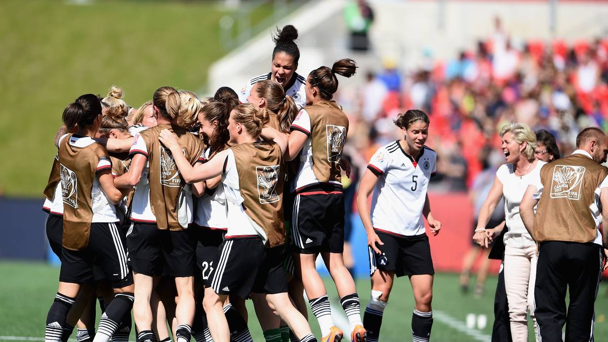 Die Torschützen jubelt mit dem gesamten Team inklusive Auswechselbank