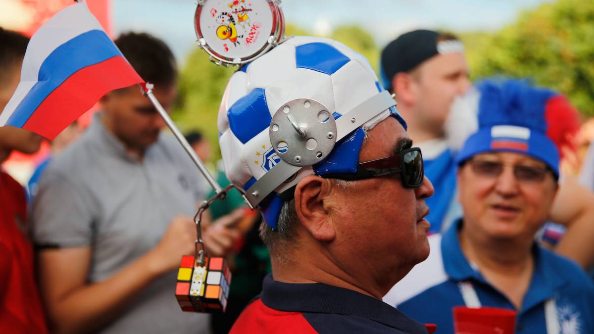 Was zeigt diese Kopfbedeckung? Einen Fußball-Helm mit Trommel und Kleiderhaken mit Fahne und Zauberwürfel? Unterhaltsam ist es auf jeden Fall