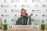 Nach ihrem French-Open-Match hat die Tennisspielerin Jelena Rybakina keine Lust die "langweiligen" Fragen der Reporter zu beantworten. 